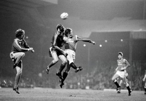 Mark Hughes y Jozsef Csuhay pelean por un balón aéreo en el choque entre Fehérvar y Manchester United en Old Trafford. Imagen de: Getty.